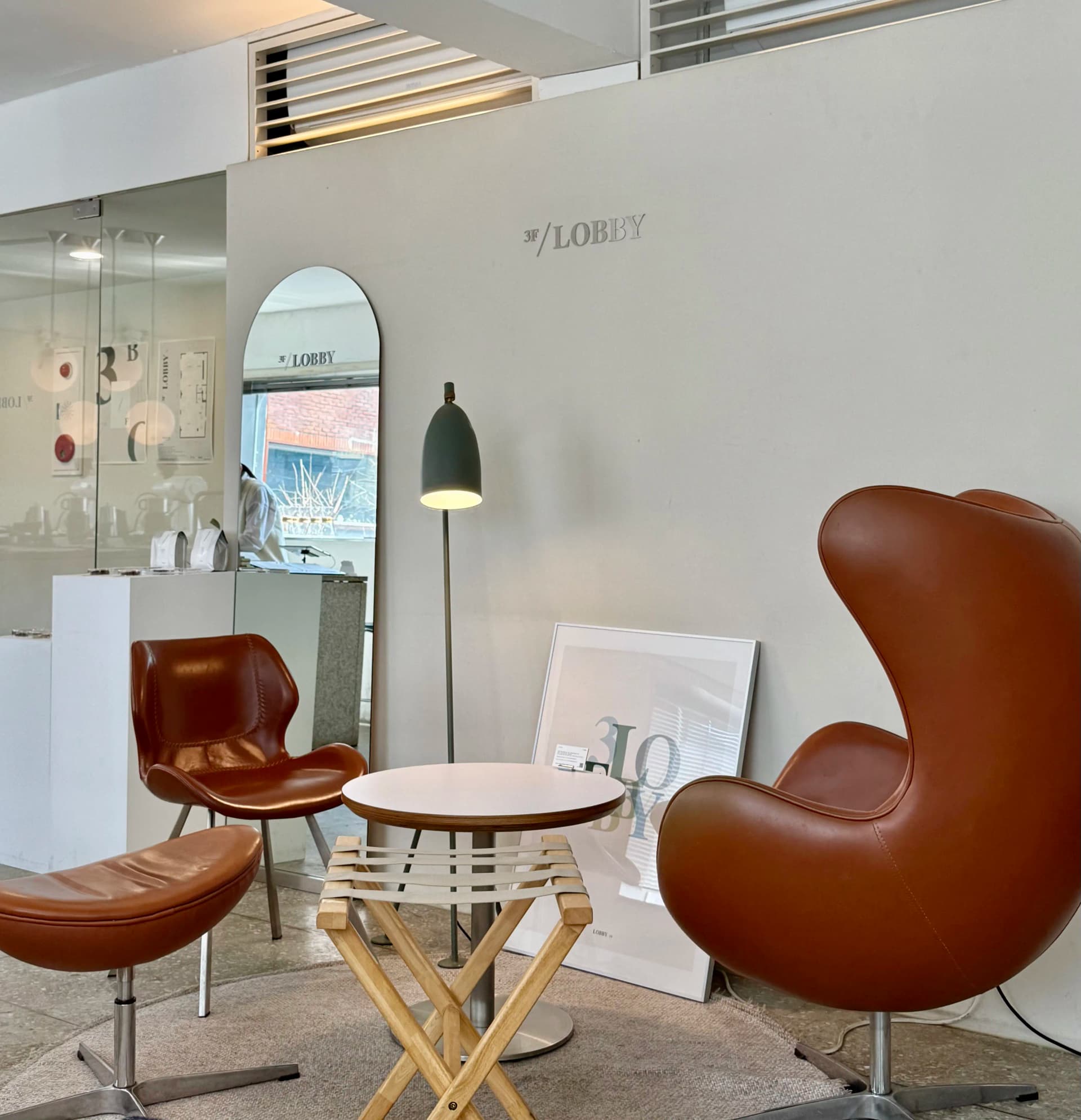 [용산] 3F LOBBY: 계단을 올라 마주한 뜻밖의 여유, 나만 알고 싶은 아지트 같은 공간