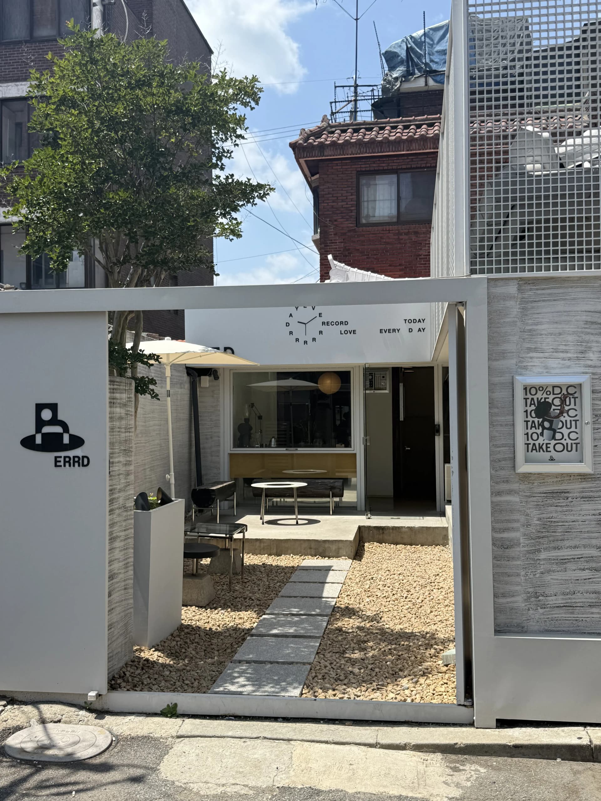 [용리단길 카페] 에르디(ERRD): 기록하고 싶은 화이트 감성, 커스터드 크림 라떼와 디저트 후기